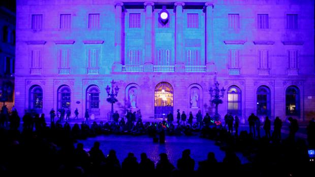 La Guardia Urbana desaloja a los jóvenes que habían trasladado la acampada a la plaza Sant Jaume