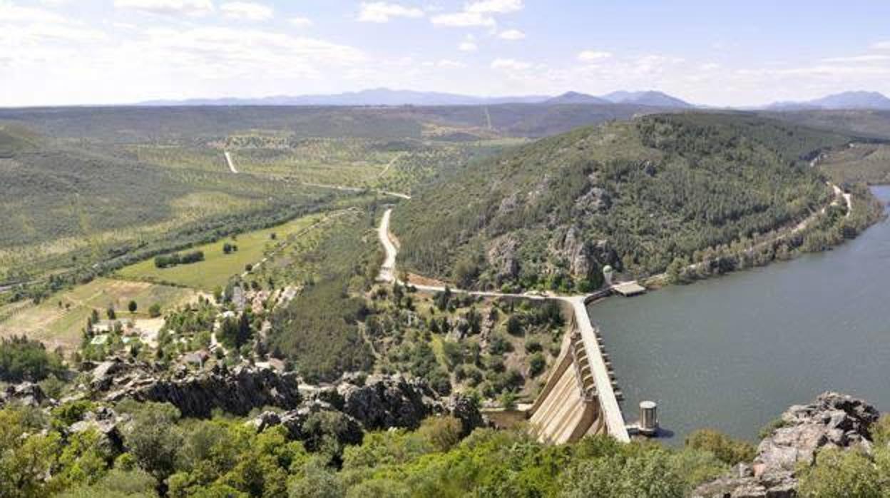 Imagen de la presa del embalse de Cijara