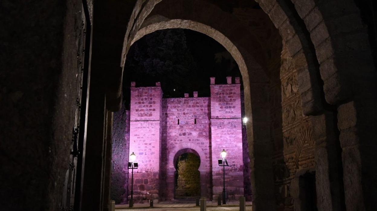 El puente Alcántara iluminado de morado