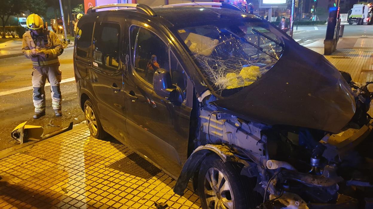 Así quedó el vehículo. Tras el aparatoso accidente, el conductor salió del coche, lo cerró con llave y se fue