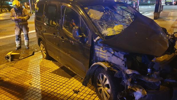 Deja el coche «aparcado» contra una fachada en Zaragoza tras arrancar un semáforo y un vallado