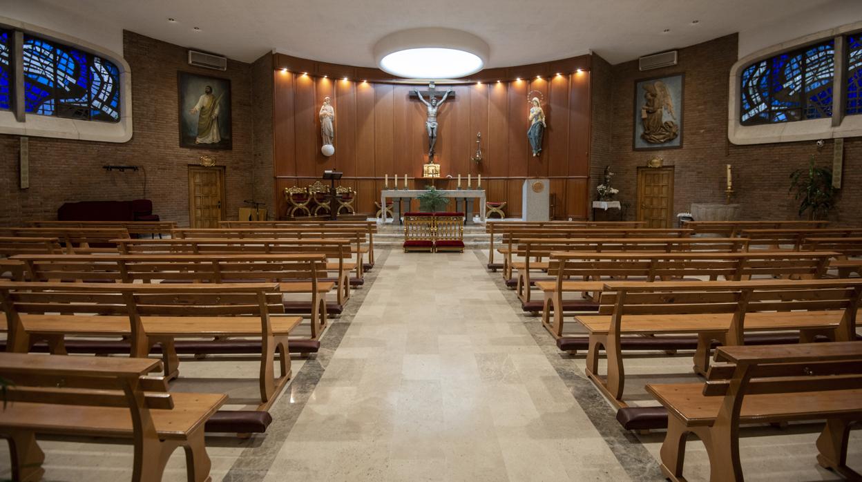 El interior de la parroquia de San Emilio, con el altar al fondo