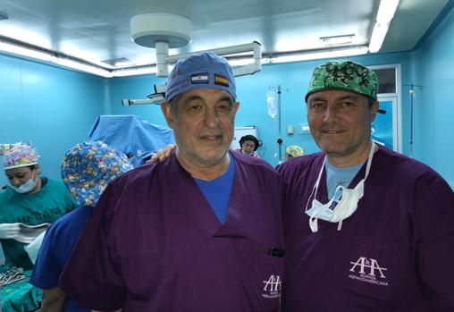 Los doctores Gómez y Esteban en un quirófano