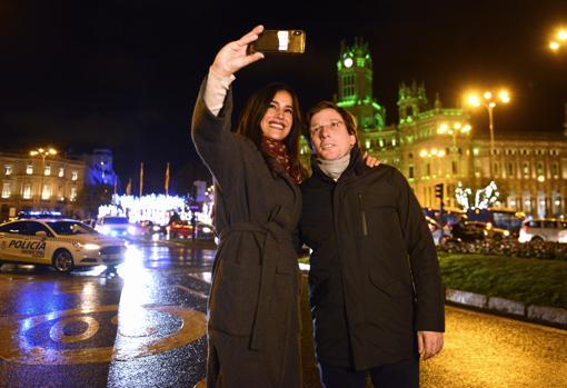 Villacís y Martínez-Almeida se hacen un «selfie» frente a Cibeles