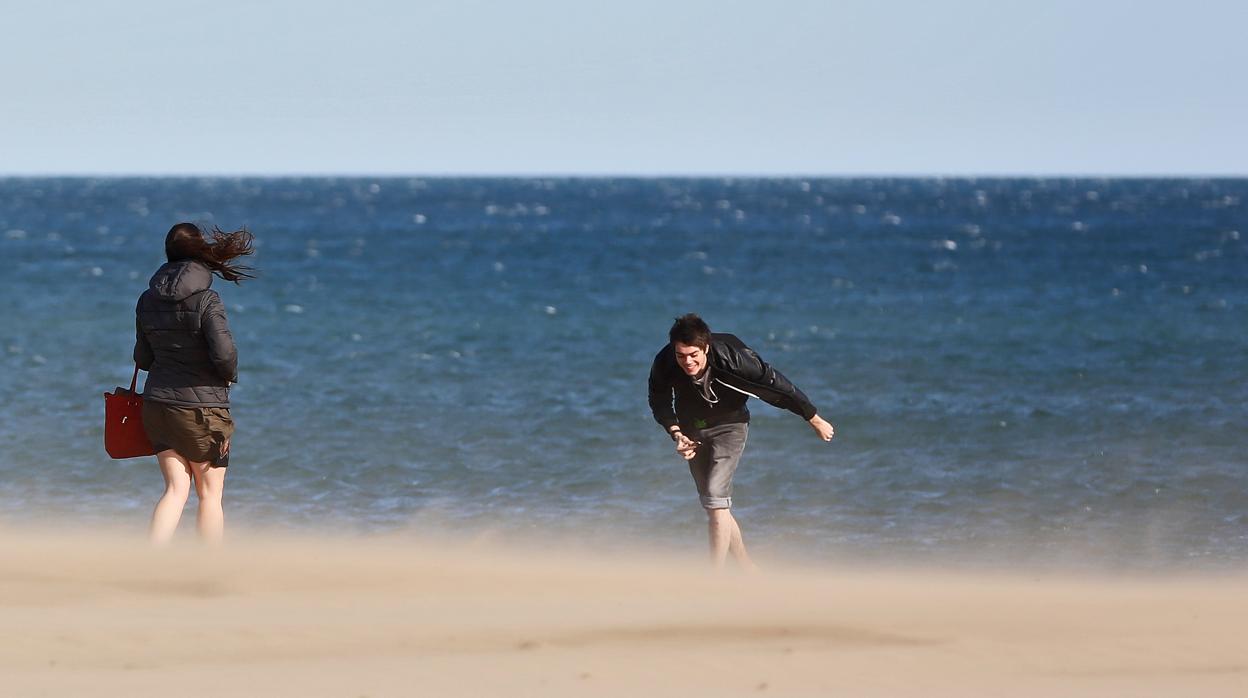 Fuertes rachas de viento en las playas de Valencia, en una imagen de archivo