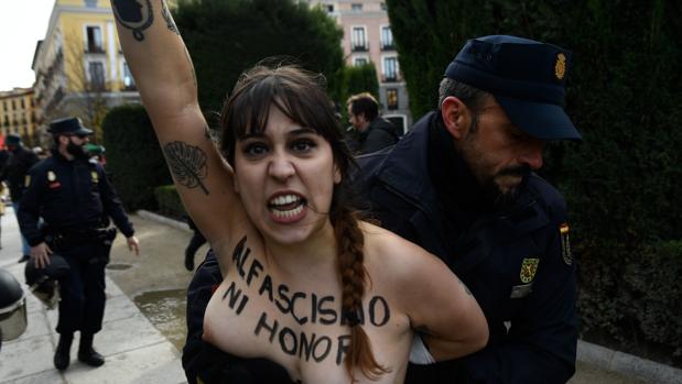 Activistas de Femen irrumpen en un acto de Falange en «top less»