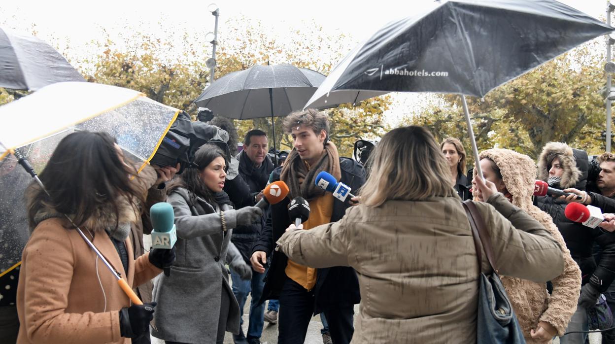 Uno de los acusados, Carlos Cuadrado «Lucho» a su llegada el viernes a los juzgados