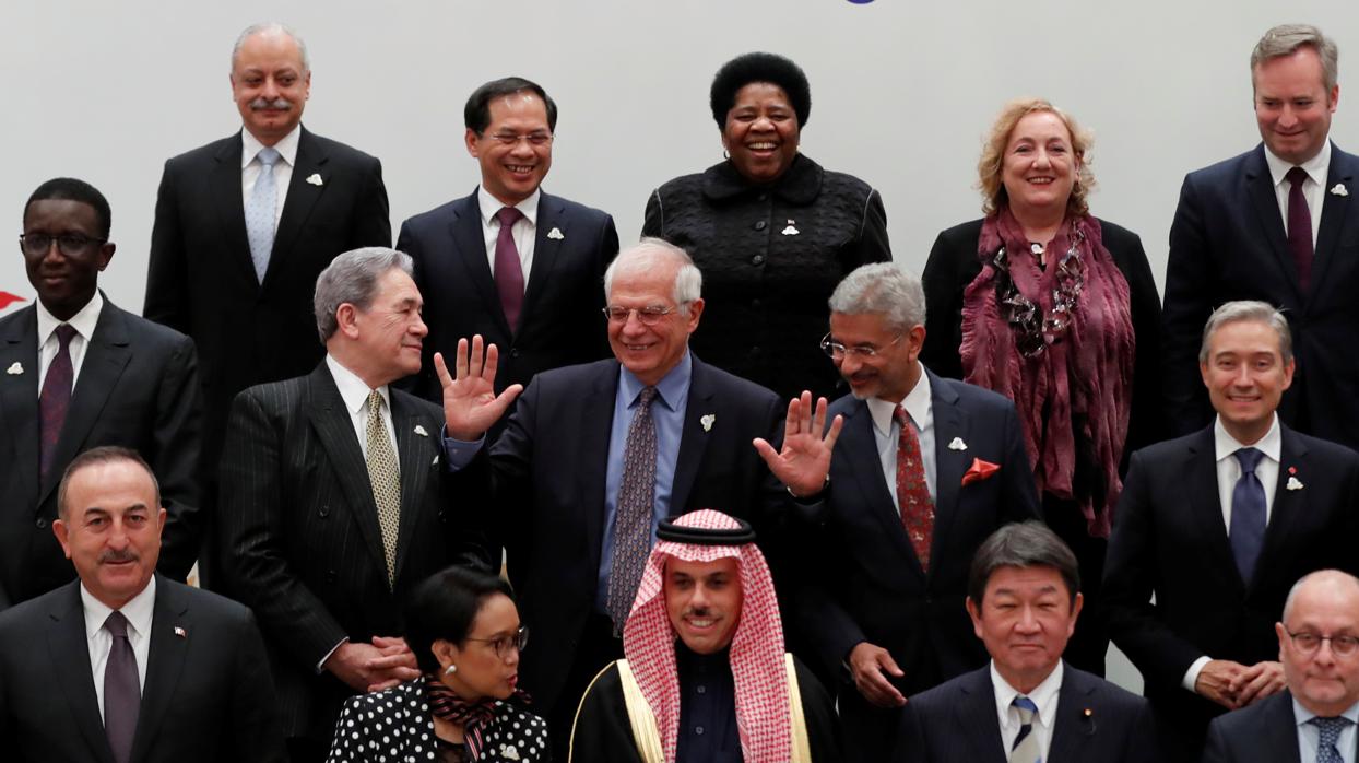 Borrell, el sábado en la foto de familia de ministros de Exteriores del G-20 en Japón