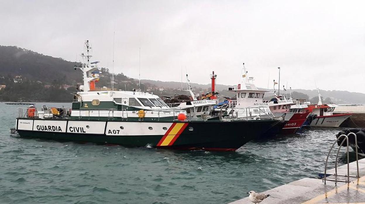 Patrullera de la Guardia Civil en el puerto de Cangas, en la península de O Morrazo