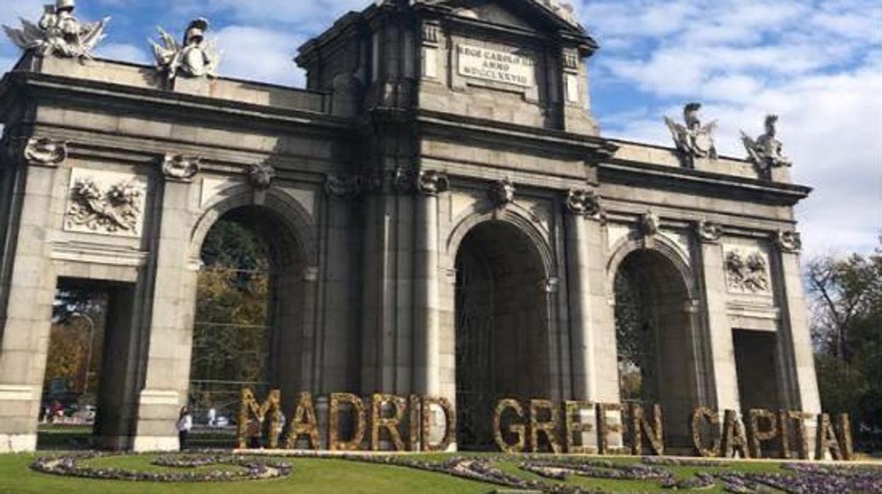 Cartel de Madrid Green Capital, en la puerta de Alcalá