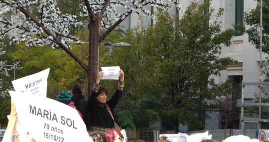 Durante la concentración se manttuvieron los folios con los nombres de las mujeres en alto