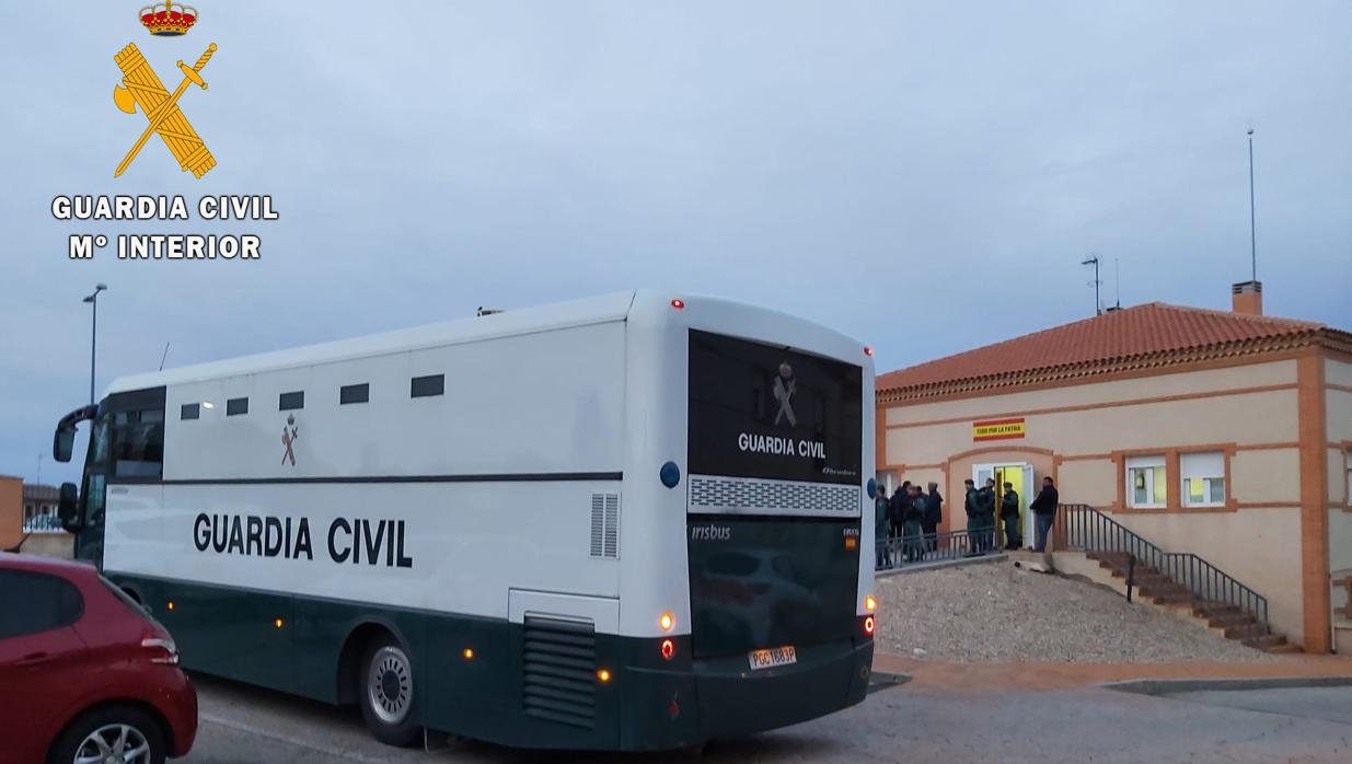 El autobús de la Guardia Civil donde trasladaron a los detenidos