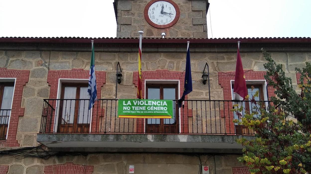 Pancarta instalada en el balcón principal del ayuntamiento de Cervera de los Montes