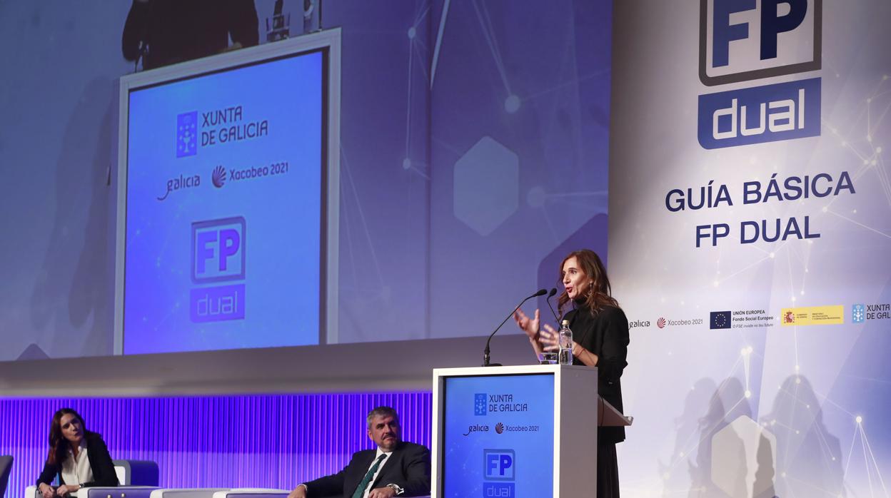 Carmen Pomar en el acto de presentación de la jornada de FP Dual en Santiago