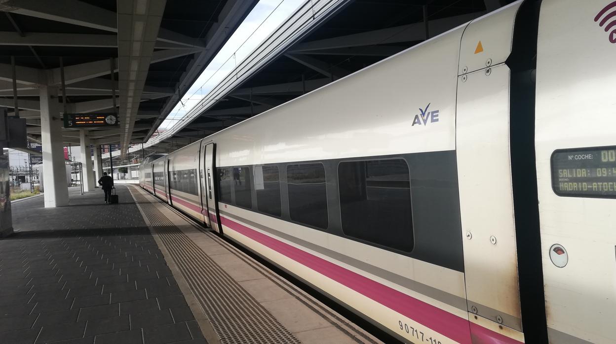 Imagen de un AVE en la estación Joaquín Sorolla de Valencia