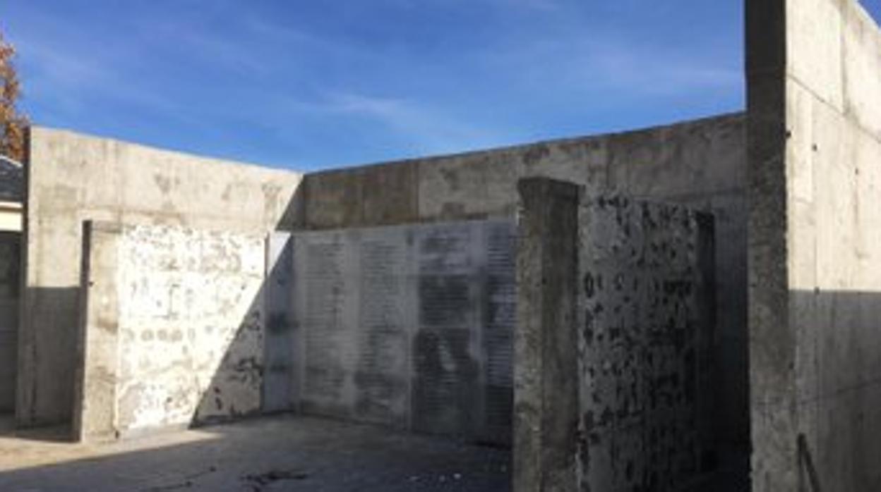 Obras en el Memorial de la Almudena, con la retirada de placas