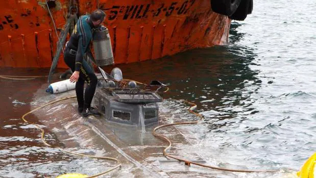 El narcosubmarino cargado con cocaína se hunde en el puerto de Aldán