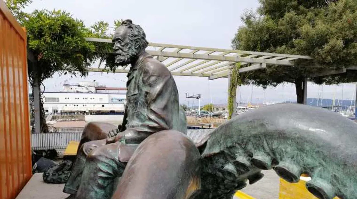 Estatua de Julio Verne en Vigo durante el Marisquiño