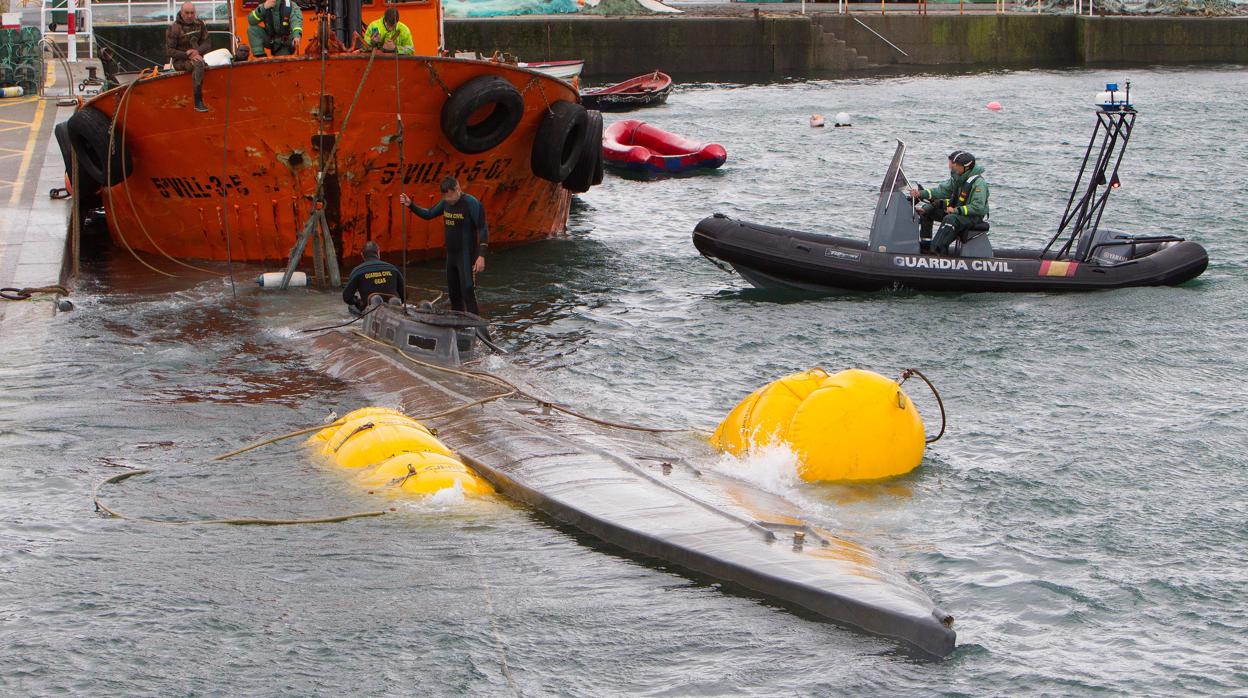 El narcosubmarino, antes de volver a hundirse en el puerto