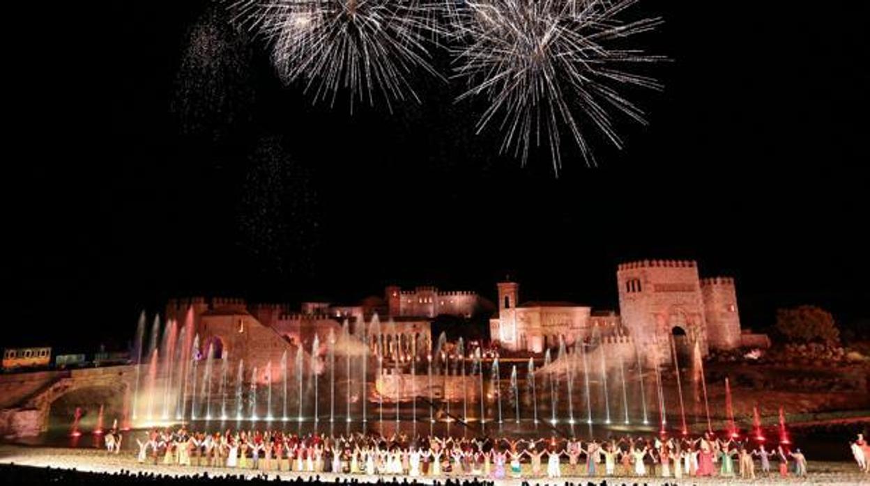 Fuegos artificiales durante el espctáculo «El sueño de Toledo» en el parque Puy du Fou en Toledo