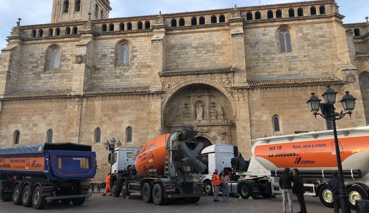 Vehículos de Cemex estacionados en el centro del municipio de Yepes