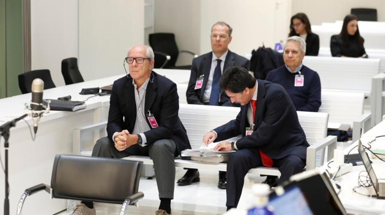 El expresidente de Caixanova Julio Fernández Gayoso (detrás, d) y tres exdirectivos de la entidad, durante el juicio