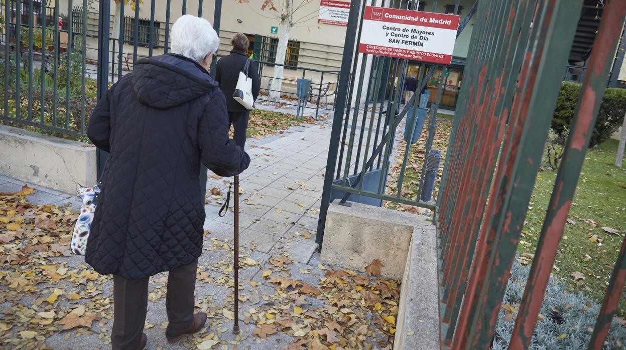 Una anciana entra en el centro de mayores de San Fermín, ayer por la tarde