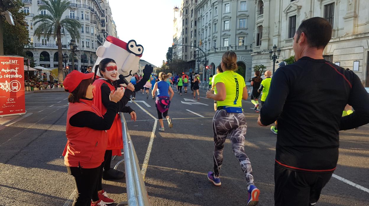 Imagen de archivo del Maratón a su paso por la plaza del Ayuntamiento de Valencia