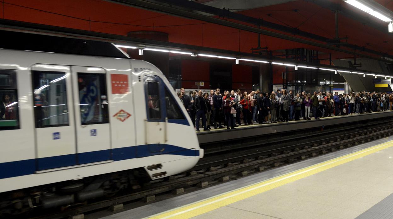 Andén de Metro de la estación de Nuevos Ministerios