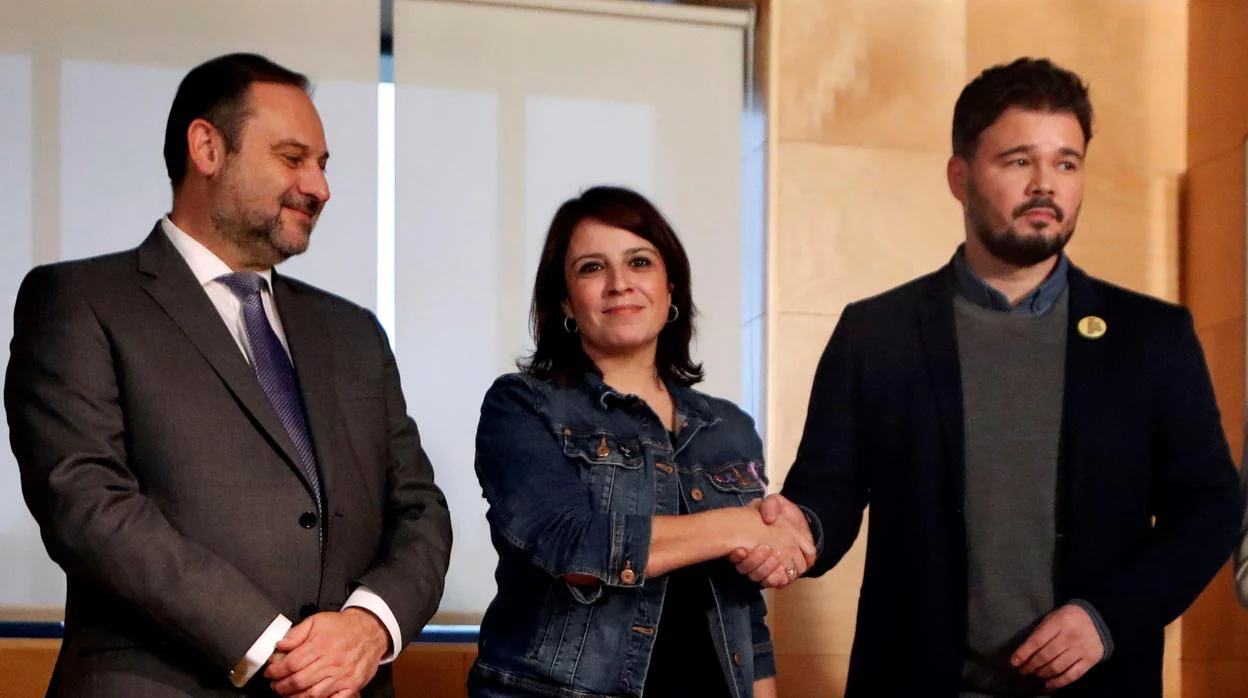 José Luis Ábalos, Adriana Lastra y Gabriel Rufián, este jueves, durante la reunión entre los equipos negociadores del PSOE y ERC