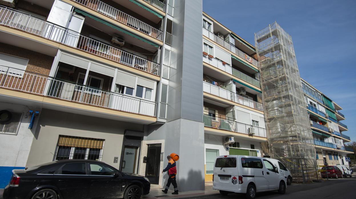 Los «ascensores torre» crecen en zonas humildes como la calle de la Ilíada, en Canillejas