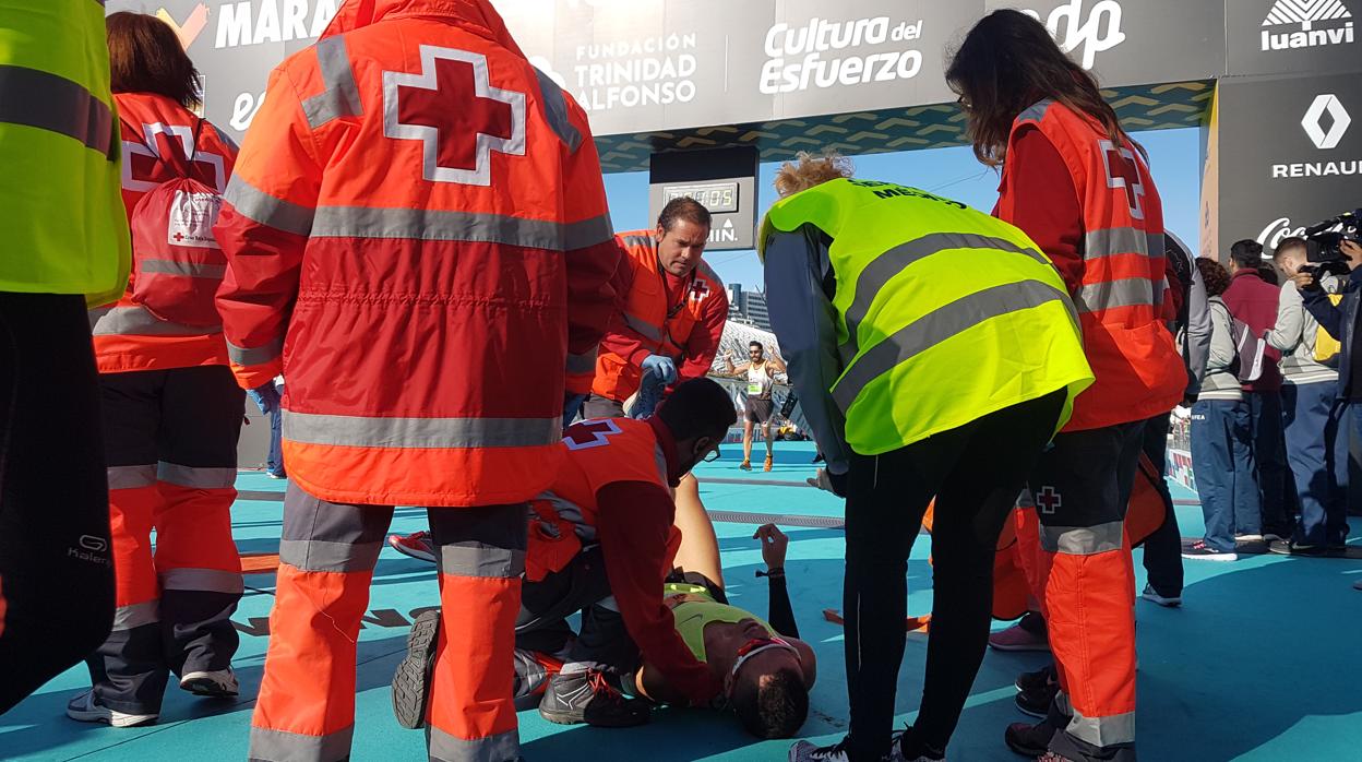 Imagen de archivo de los miembros de Cruz Roja atendiendo a un corredor en la meta del Maratón Valencia