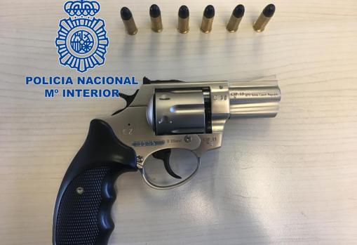 El revólver del presunto homicida encontrado por la Policía Nacional