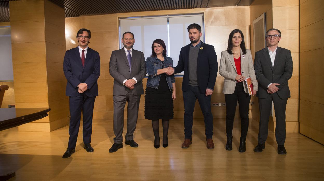 Las delegaciones de PSOE y ERC, encabezadas por Lastra y Rufián, antes del encuentro