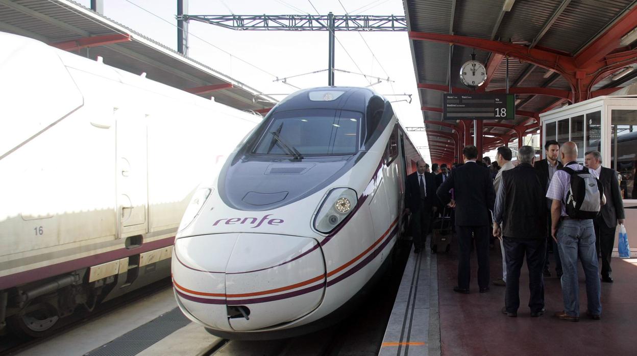 Pasajeros esperando a subirse a un Avant que sale de Madrid con destino a Segovia y Valladolid