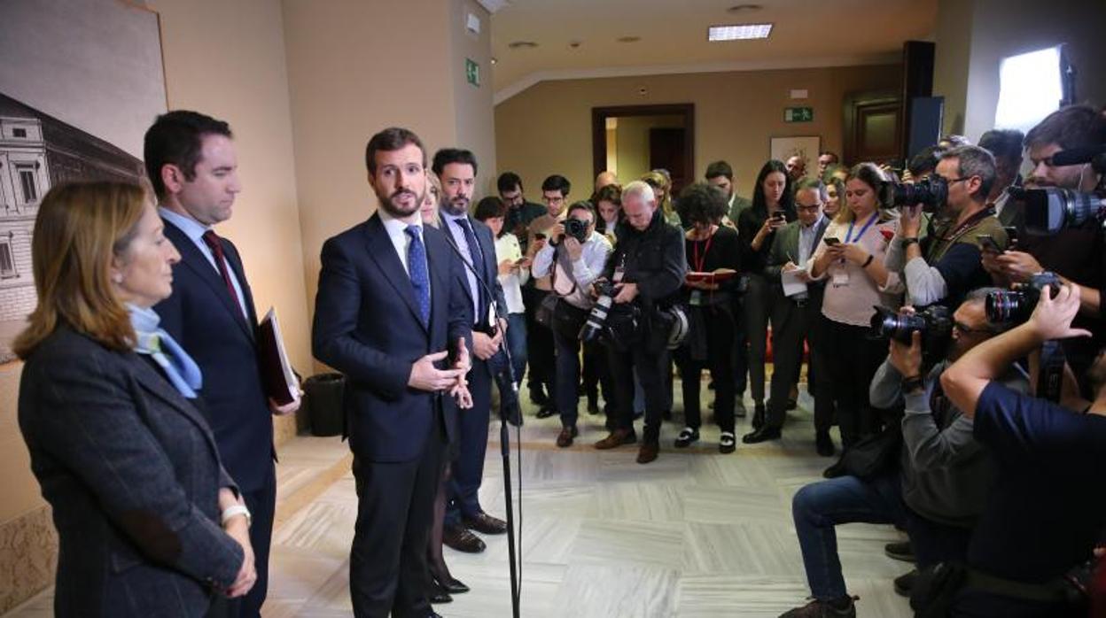 Casado, junto con otros dirigentes del PP, el jueves en el Congreso