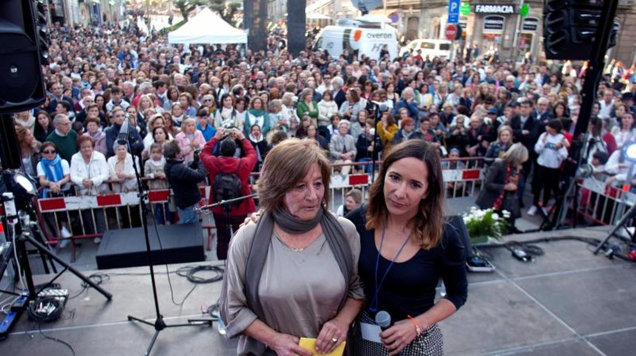 La madre y la hermana de Deborah durante la concentración organizada por la familia en Vigo