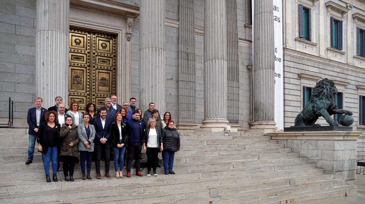 Miembros de ERC, en la foto de familia que se hicieron este martes a las puertas de la Cámara Baja