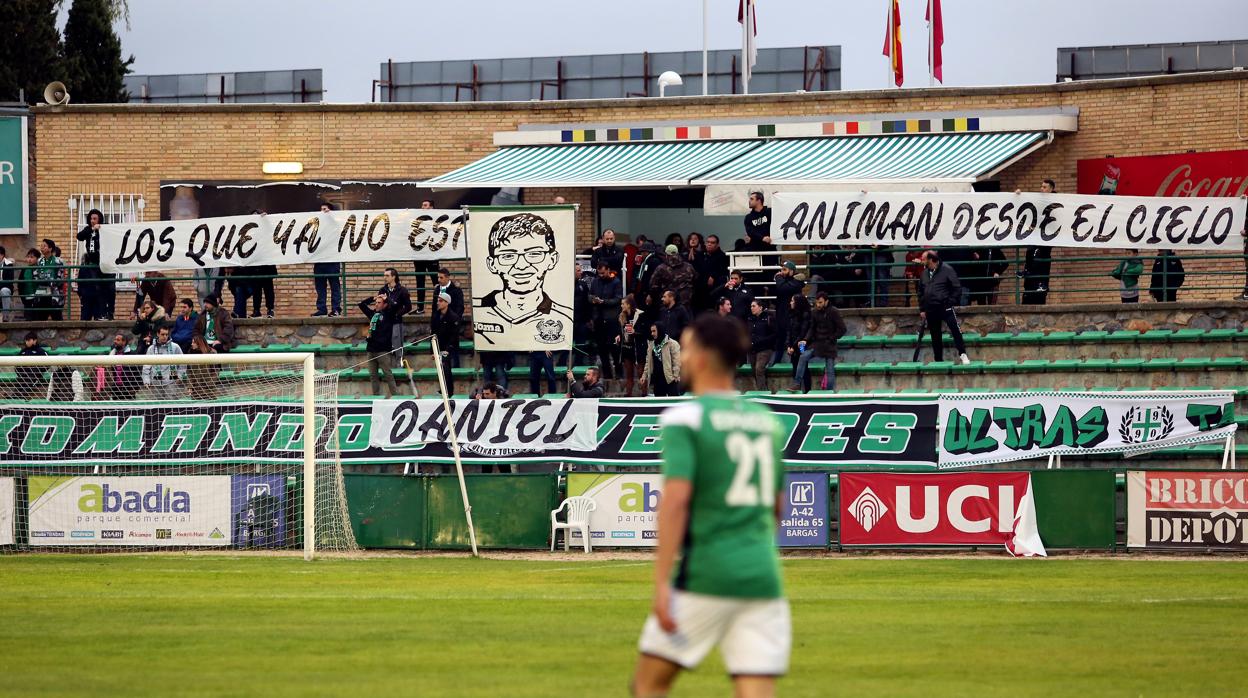 Pancarta desplegada por aficionados del Toledo como homenaje a Dani Cid