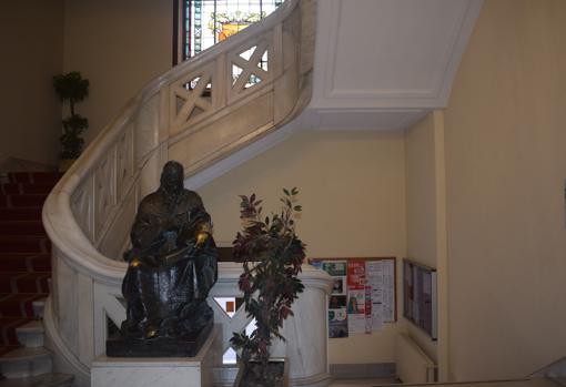 El hall está presidido por una escultura de San Isidoro