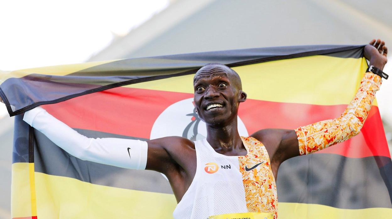 Imagen de Joshua Cheptegei tras cruzar la meta del 10K Valencia