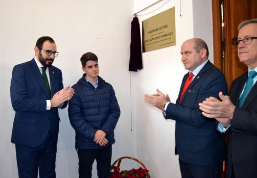 El hijo del fallecido descorrió la cortina de la placa conmemorativa