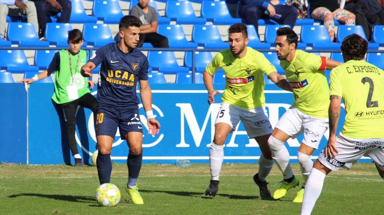 Tres jugadores talaveranos presionan a un universitario