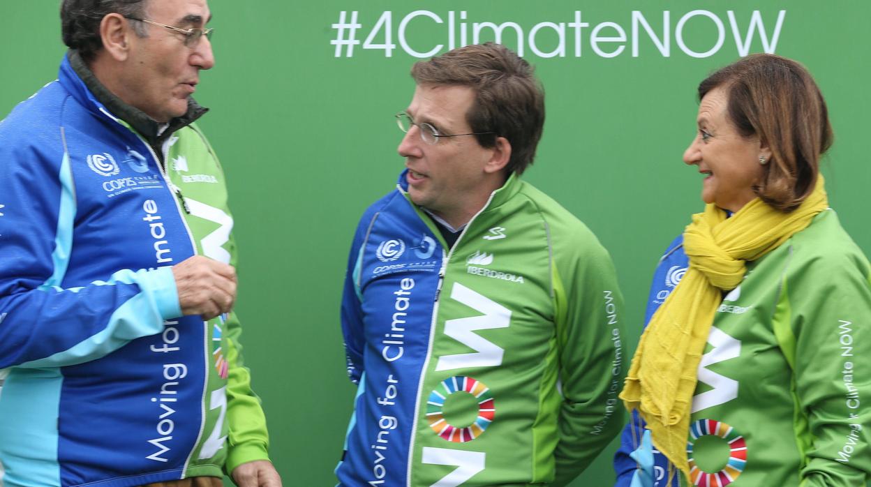 El presidente de Iberdrola, Ignacio Sánchez Galán; el alcalde, José Luis Martínez-Almeida, y alta comisionada para la Agenda 2030, Cristina Gallach