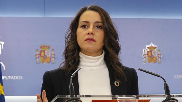 Inés Arrimadas pide a Sánchez por carta una reunión a tres con Casado para ofrecerle una vía sin Podemos