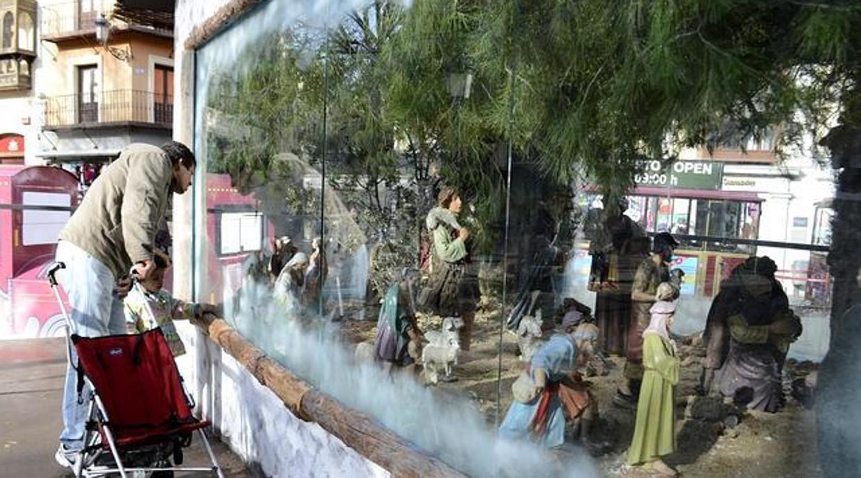 Imagen de archivo de un padre observando con su hijo el belén instalado en la plaza de Zocodover