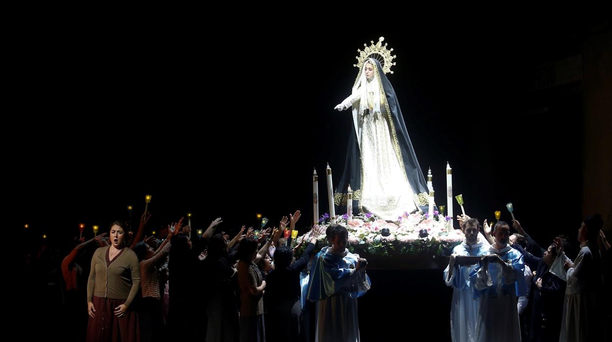 La soprano ucraniana Oksana Dyka (i) en el papel de Santuzza, participa en el ensayo de «Cavalleria rusticana»