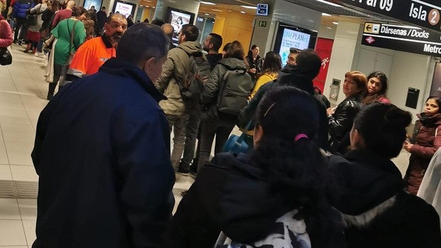 Colas de dos horas en la gran huelga de la EMT en plena Cumbre del Clima