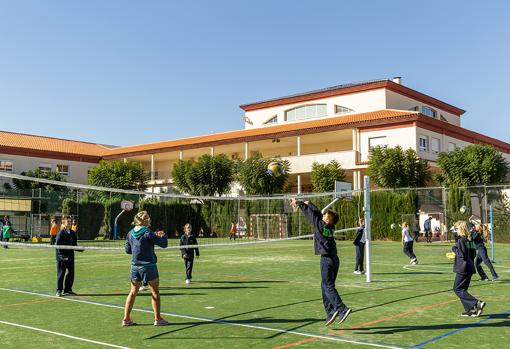 Alumnos practicando deporte en el centro educativo