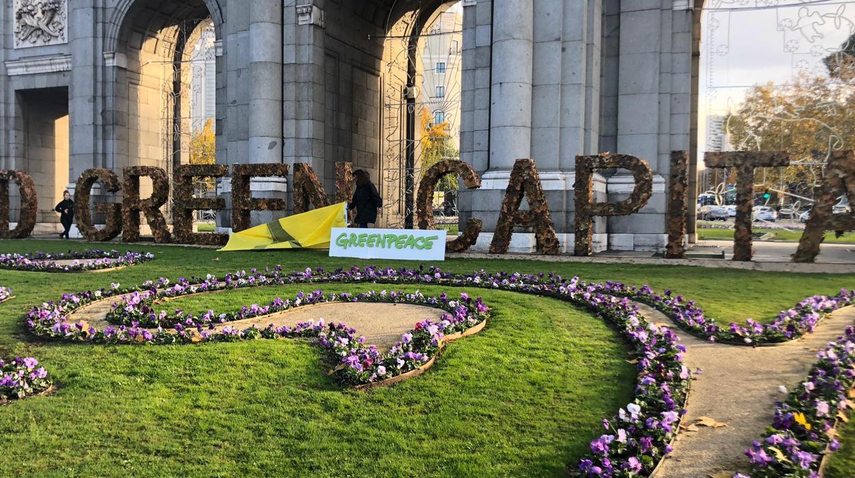 Los activistas de Greenpeace cambian las letras de la puerta de Alcalá